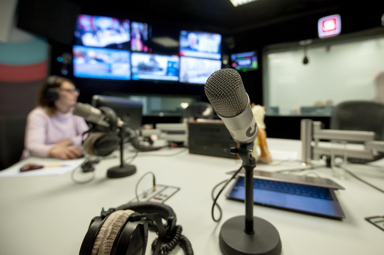 Спастись от небытия, раскрыть убийство и скопить первичный капитал: «Что читает Москва?» в новой рубрике на «Москва FM»